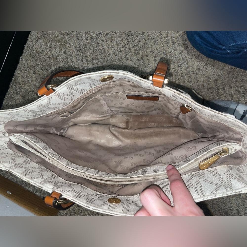 Michael Kors purse - Picture 7 of 7